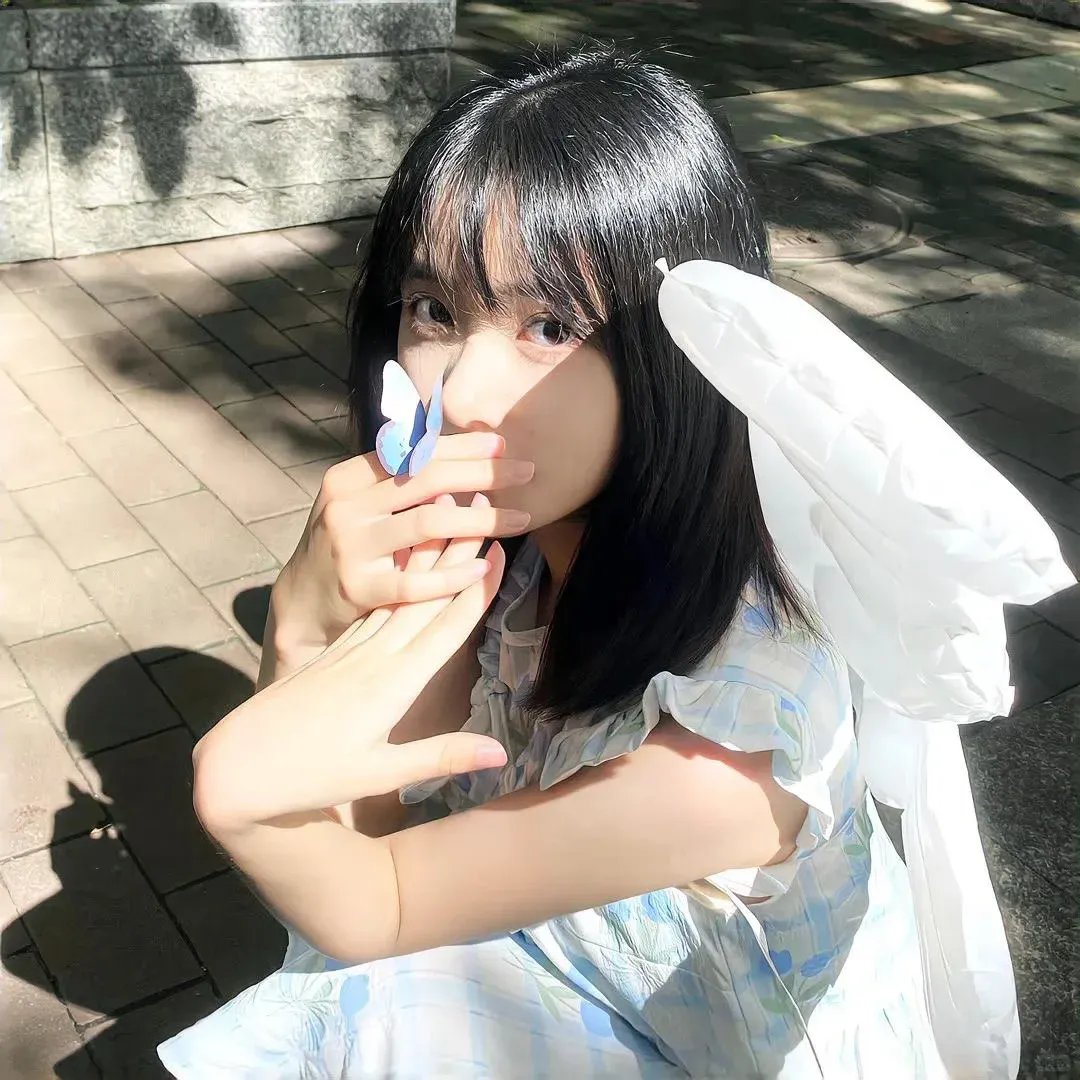 在窗边 海报